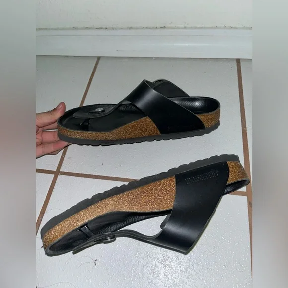 Birkenstock Gizeh Black Leather Sandals - Picture 6 of 7